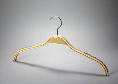 Beyaz arkaplanda ceket askısı