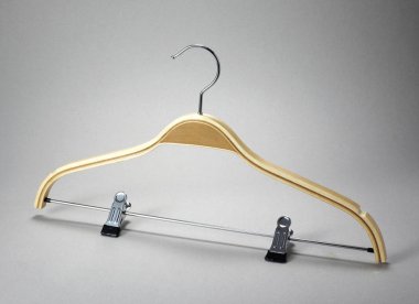 Beyaz arkaplanda ceket askısı