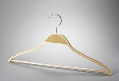 Beyaz arkaplanda ceket askısı