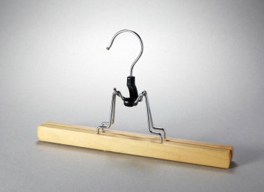 Beyaz arkaplanda ceket askısı