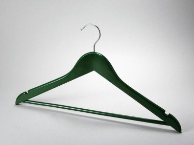 Beyaz arkaplanda ceket askısı