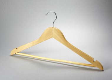 Beyaz arkaplanda ceket askısı