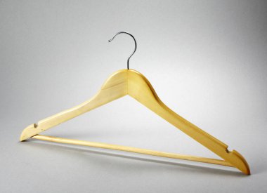 Beyaz arkaplanda ceket askısı