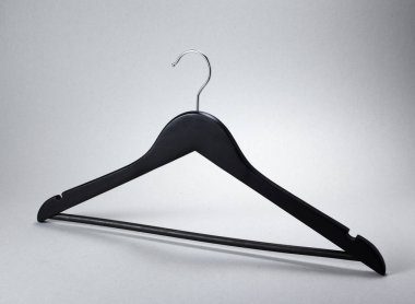 Beyaz arkaplanda ceket askısı