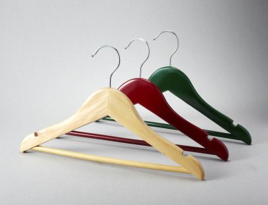 Beyaz arkaplanda ceket askısı