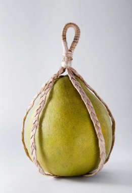 Gri arka planda iple sarılmış narenciye sinin yakın çekimi 