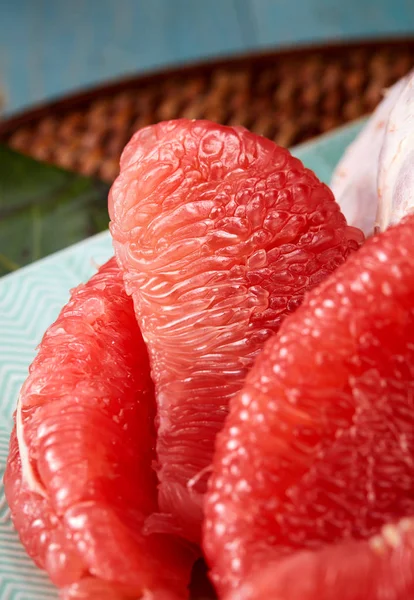 Närbild Skalade Grapefrukt Plattan — Stockfoto