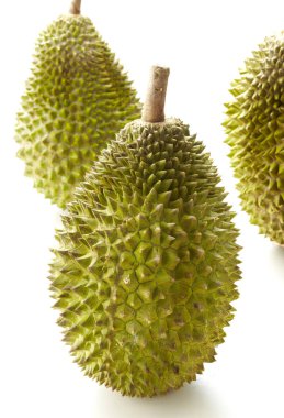 Beyaz arka plan üzerinde izole yeşil bütün durian meyve yakın çekim 