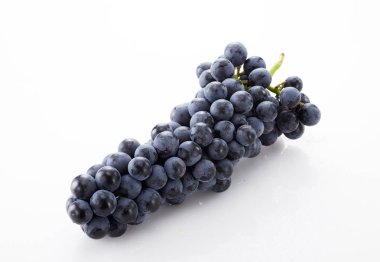 Beyaz arka plan üzerinde izole Olgun üzüm demet yakın çekim  