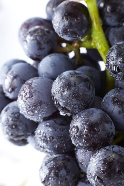 su ile Olgun üzüm damla izole üzerinde beyaz arka plan 