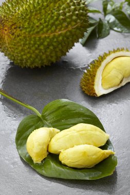 Olgun soyulmuş durian meyvesi yakın çekim