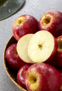 sepet içinde kırmızı olgun elma yakın çekim 