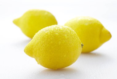 Bütün limon beyaz arka plan üzerinde izole kapatmak 