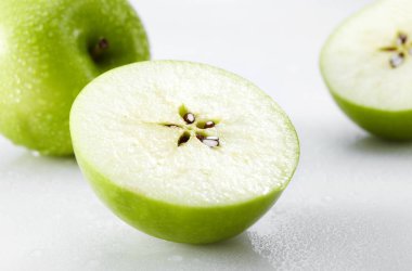 yeşil olgun elma beyaz arka plan üzerinde izole kapatmak