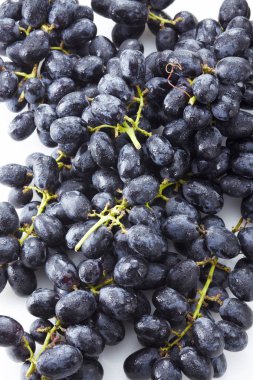 Olgun üzüm beyaz arka plan üzerinde izole kapatmak 