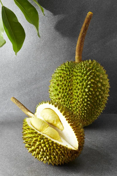 Olgun soyulmuş ve bütün durian meyve gri arka plan üzerinde Kapat 