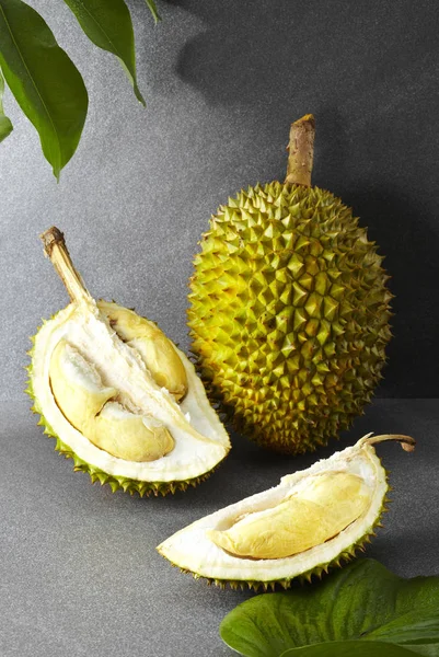 gri arka plan üzerinde olgunlaşmış bütün ve pelled durian meyve yakın çekim 