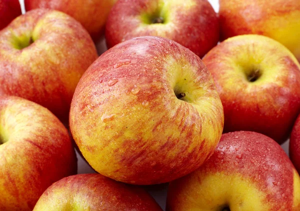 su damlaları ile kırmızı olgun elma yakın çekim 