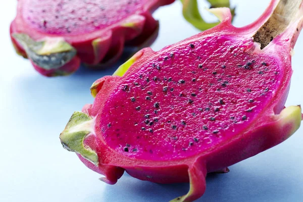 Primer Plano Fruta Dragón Cortada Aislada Sobre Fondo Blanco — Foto de Stock