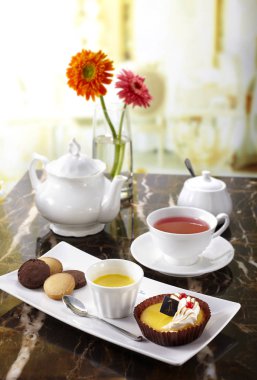 Mutfak masasında servis edilen çeşitli hamur işleri ile çay seti yakın çekim