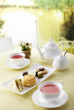 Mutfak masasında servis edilen çeşitli hamur işleri ile çay seti yakın çekim