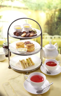 Mutfak masasında servis edilen çeşitli hamur işleri ile çay seti yakın çekim