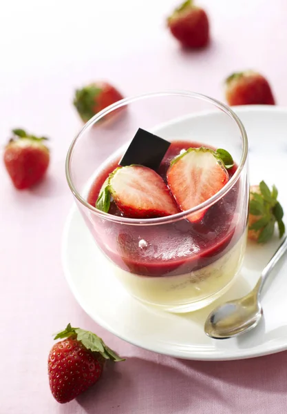 Närbild Genomskinligt Glas Med Välsmakande Dessert Med Jordgubbar — Stockfoto