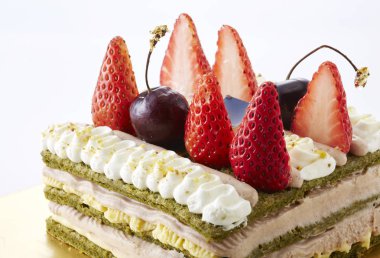 Çilek, beyaz arka plan üzerinde izole tatlı ev yapımı kek closeup süslenmiş 