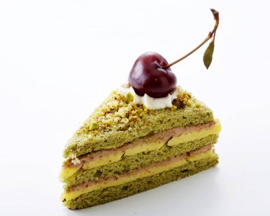 Tatlı tatlı ev yapımı kek kiraz ile süslenmiş beyaz arka plan üzerinde izole 