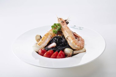 Beyaz tabak salata karides ve sebze, üzerinde beyaz izole 