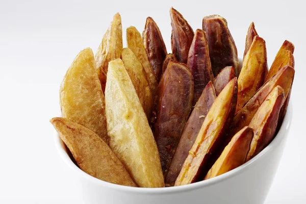 Fechar Taça Branca Com Batatas Fritas Isoladas Sobre Fundo Branco — Fotografia de Stock