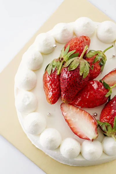 Primer Plano Pastel Casero Dulce Decorado Con Fresas Aislado Sobre — Foto de Stock