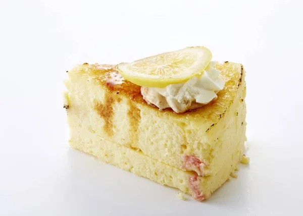 Крупный План Сладкого Домашнего Торта Украшенного Ломтиком Лимона Изолированного Белом — стоковое фото