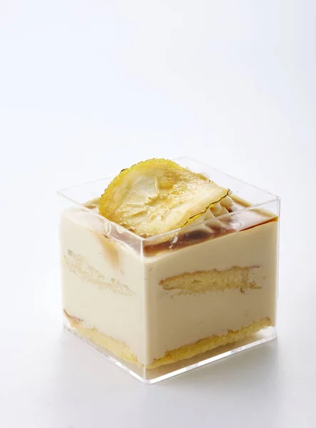Närbild Glas Med Välsmakande Och Söt Hemlagad Dessert Med Citronskiva — Stockfoto