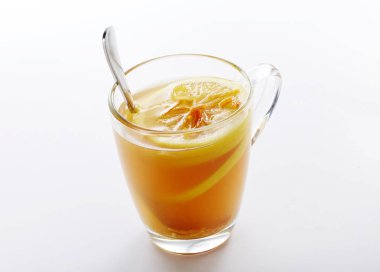 Şeffaf bardak limon ve beyaz izole kaşık çay