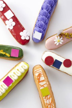 Lezzetli tatlı eklerleri mutfak masasında puffs