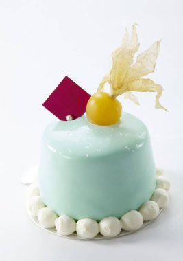 Beyaz arka plan üzerinde masada tabakta lezzetli gökkuşağı kek