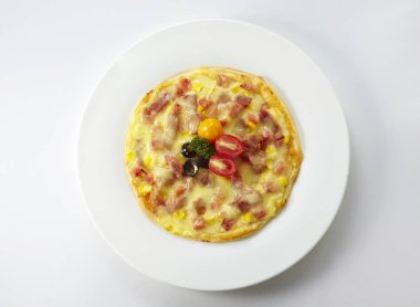 beyaz zemin üzerine lezzetli pizza