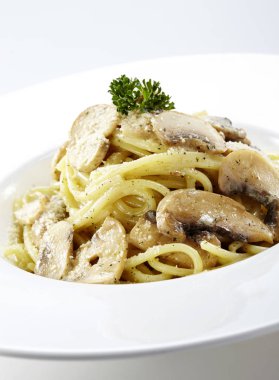 Lezzetli makarna beyaz arka plan üzerinde. Taze makarna mantar ve baharat closeup ile