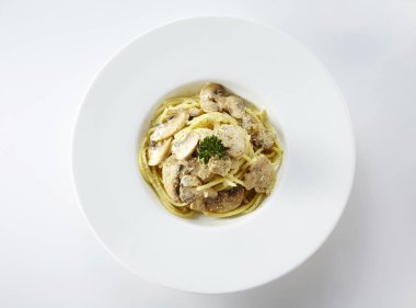 Lezzetli makarna beyaz arka plan üzerinde. Taze makarna mantar ve baharat closeup ile