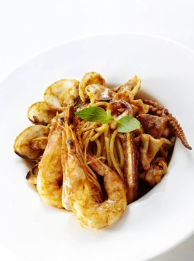 Sağlıklı bütün tahıl makarna karides, kuşkonmaz, cherry domates, taze kaşar peyniri ve kekik ile