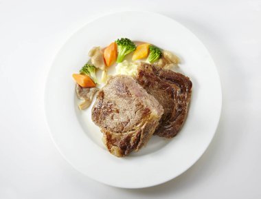 Barbekü biftek. Sebzeli ızgara sığır eti biftek et mangal. Sağlıklı gıda. Barbekü biftek akşam yemeği 