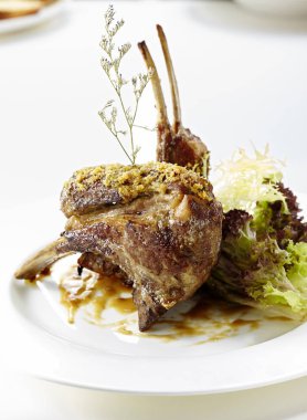 Gurme ana Entree sahası ızgara kuzu biftek sosu ile