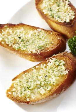 Sarımsak ve yeşil, beyaz izole tost ile plaka closeup