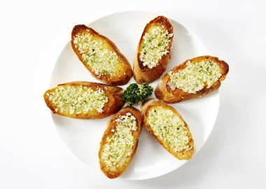 Sarımsak ve yeşil, beyaz izole tost ile plaka closeup