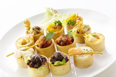 Beyaz arka planda lezzetli Batı yemekleri. Tabakta çeşitli tuzlu tatil atıştırmalıkları