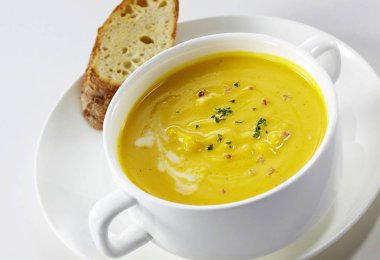 Çorba ve ekmek beyaz arka plan üzerinde hizmet plakalı closeup