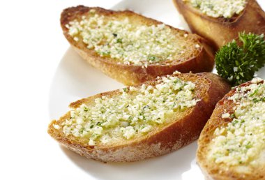 Sarımsak ve yeşil, beyaz izole tost ile plaka closeup