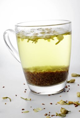 Şeffaf bardak bitkisel çay beyaz arka plan üzerinde izole closeup