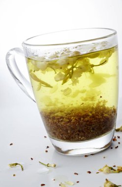Şeffaf bardak bitkisel çay beyaz arka plan üzerinde izole closeup